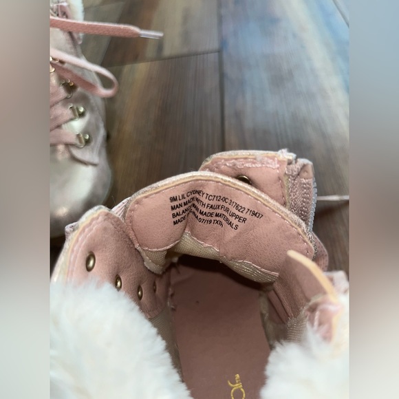 Girls boots, size 9 metallic pink boots, faux fur, zipper and tie closure - Picture 5 of 6